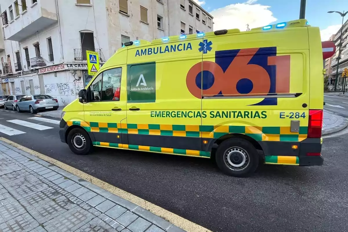 Ambulancia amarilla de emergencias sanitarias 061 estacionada en una calle urbana de Andalucía