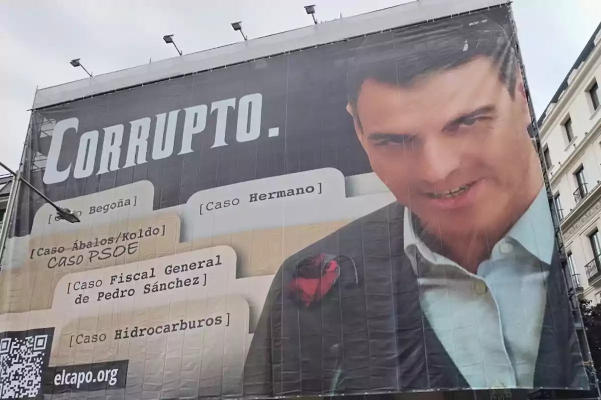 Lona publicitaria gigante en la fachada de un edificio con la palabra Lona publicitaria gigante en la fachada de un edificio con la palabra