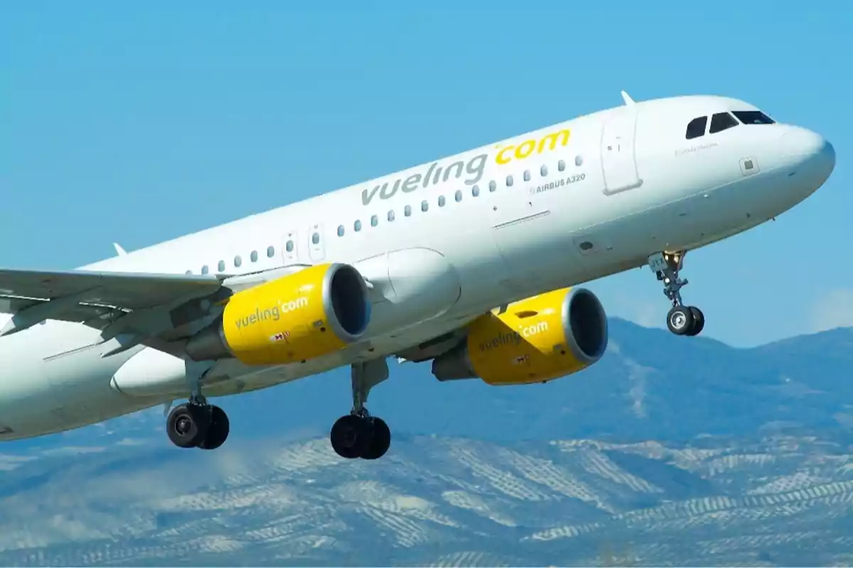 Avión de la aerolínea Vueling despegando con montañas al fondo Avión de la aerolínea Vueling despegando con montañas al fondo