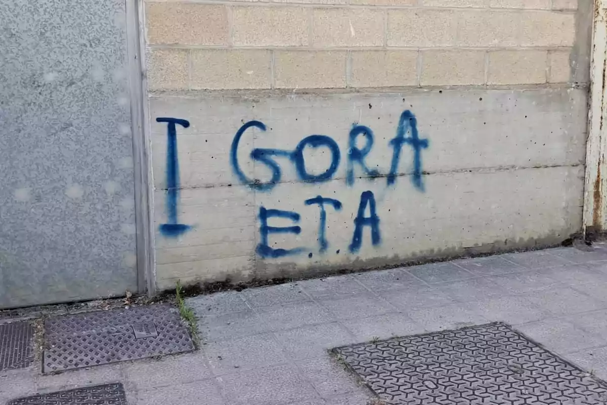 Pintada en una pared de cemento con el texto Gora ETA escrito con espray azul Pintada en una pared de cemento con el texto Gora ETA escrito con espray azul