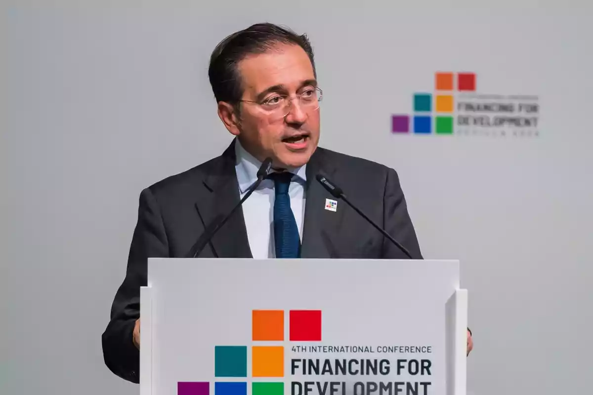 Hombre con gafas y traje hablando en un podio durante una conferencia internacional sobre financiamiento para el desarrollo Hombre con gafas y traje hablando en un podio durante una conferencia internacional sobre financiamiento para el desarrollo
