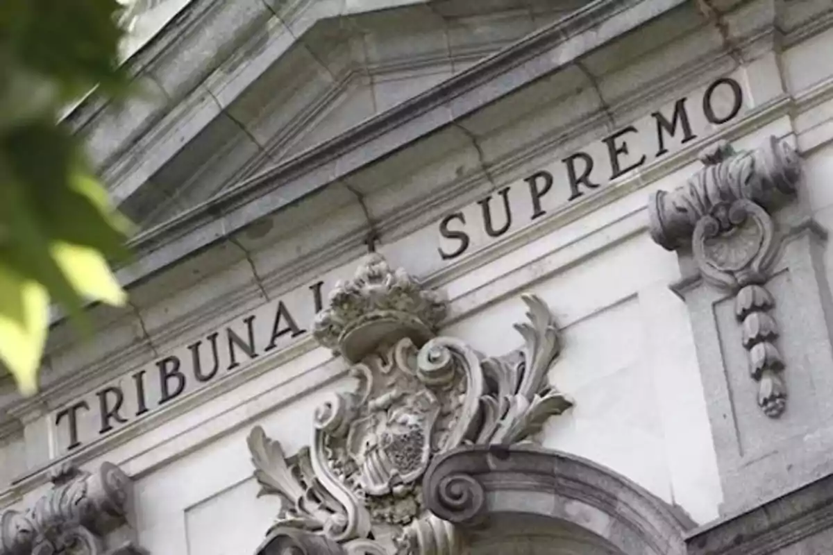 Fachada del Tribunal Supremo de España con detalles arquitectónicos ornamentales