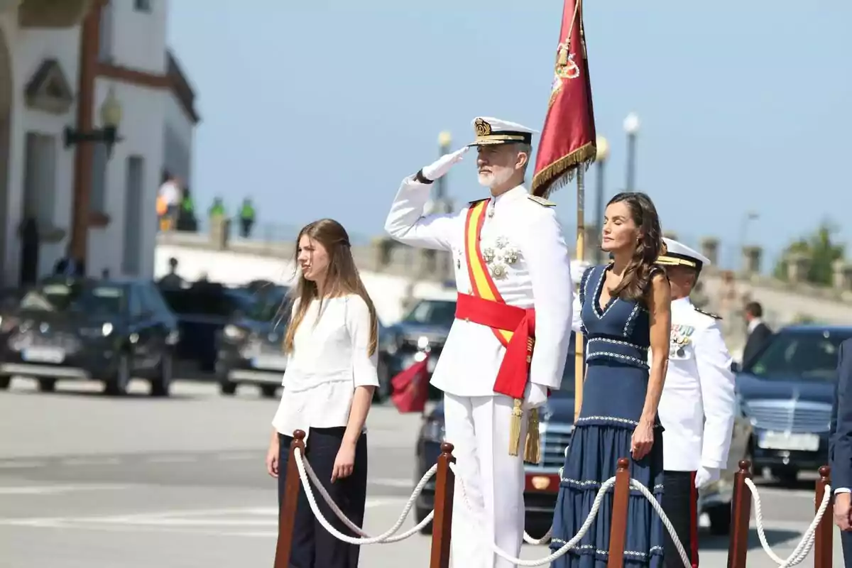 La infanta Sofía; el Rey Felipe VI; la Reina Letizia y el presidente de la Xunta, Alfonso Rueda, durante la el juramento o promesa ante la Bandera y el acto de entrega de Reales Despachos y nombramientos a los nuevos oficiales de la Armada, en la Escuela Naval de Marín, a 16 de julio de 2025, en Marín, Pontevedra. La infanta Sofía; el Rey Felipe VI; la Reina Letizia y el presidente de la Xunta, Alfonso Rueda, durante la el juramento o promesa ante la Bandera y el acto de entrega de Reales Despachos y nombramientos a los nuevos oficiales de la Armada, en la Escuela Naval de Marín, a 16 de julio de 2025, en Marín, Pontevedra.