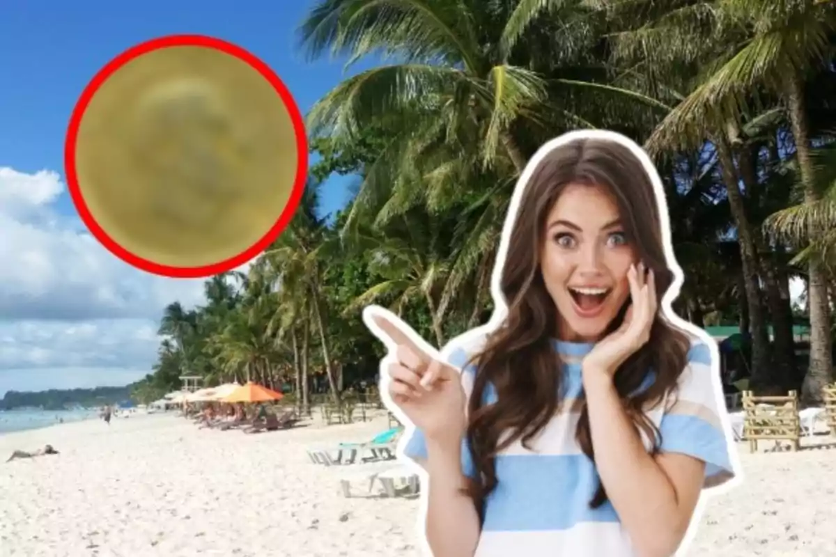 Mujer sorprendida señalando una moneda borrosa en la playa con palmeras y cielo azul
