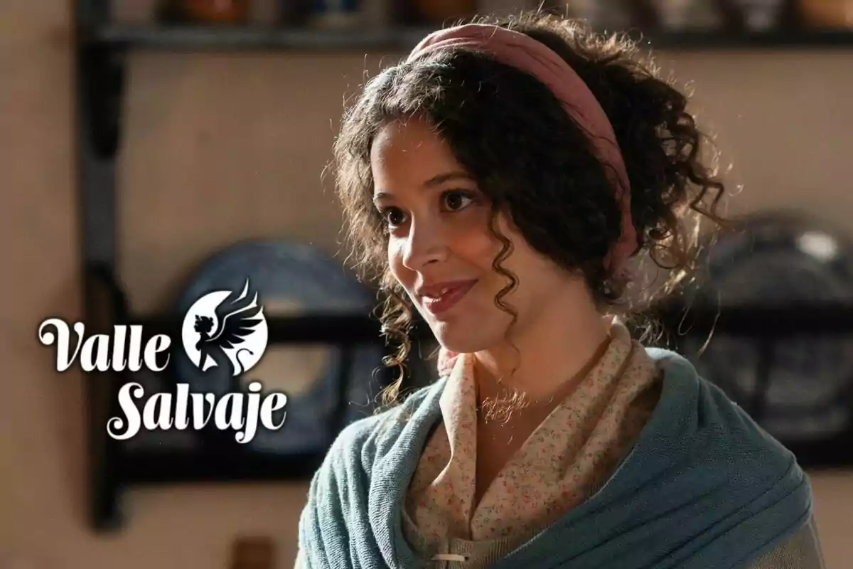 Mujer de cabello rizado con diadema rosa y ropa vintage sonríe, junto al logo de Valle Salvaje
