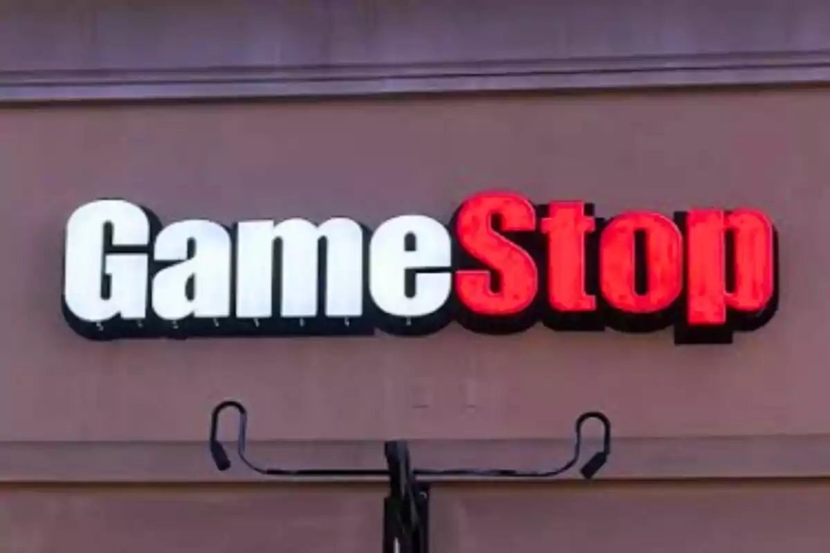 Letrero luminoso de la tienda GameStop en una pared exterior Letrero luminoso de la tienda GameStop en una pared exterior