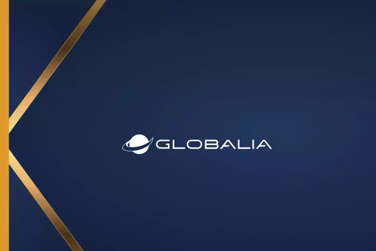 Fondo azul oscuro con líneas doradas y el logotipo de Globalia en el centro acompañado de un planeta estilizado