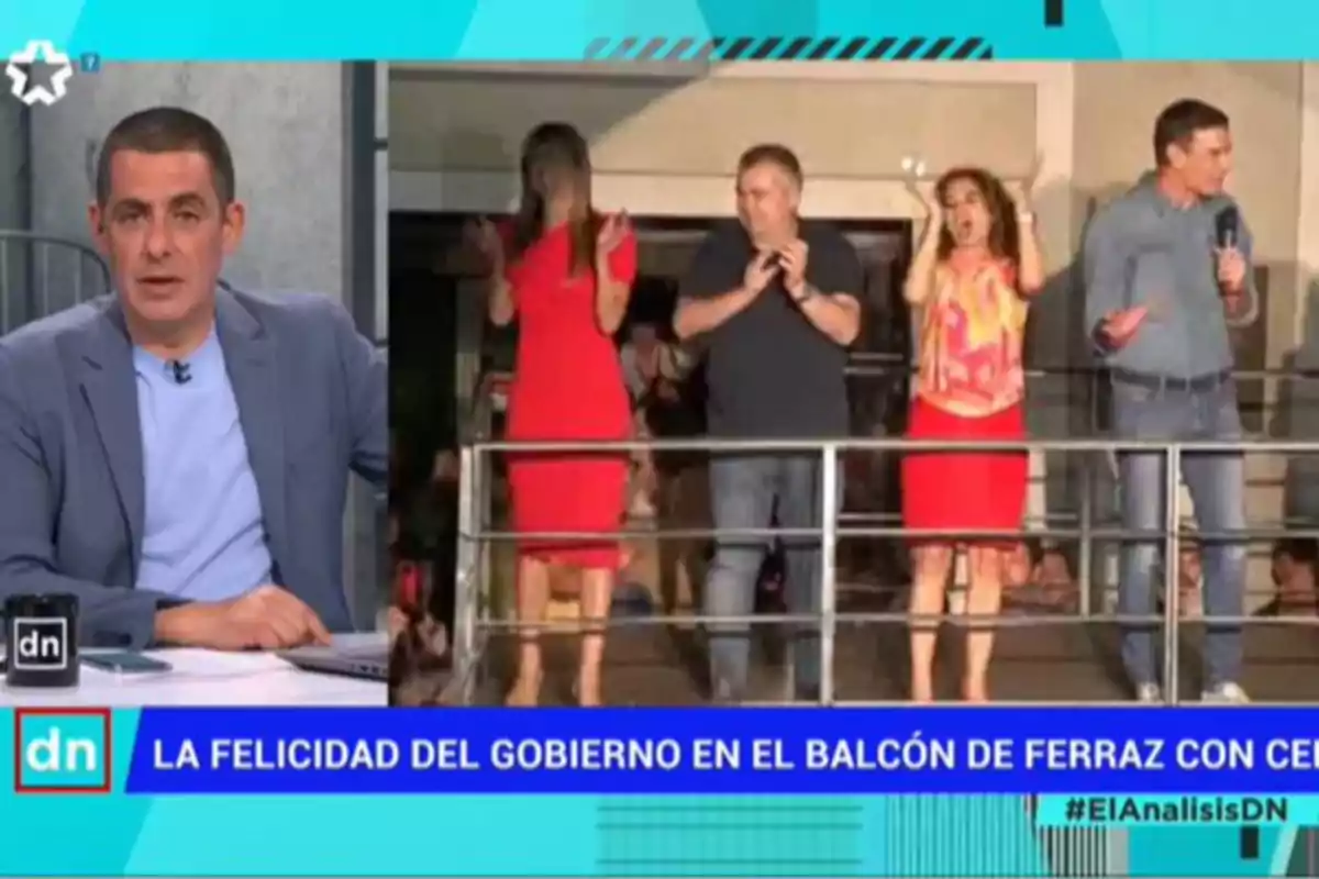 Un presentador de televisión está sentado en un estudio mientras en la pantalla se muestra a cuatro personas celebrando en un balcón, acompañado de un cintillo azul con el texto la felicidad del gobierno en el balcón de Ferraz con ce Un presentador de televisión está sentado en un estudio mientras en la pantalla se muestra a cuatro personas celebrando en un balcón, acompañado de un cintillo azul con el texto la felicidad del gobierno en el balcón de Ferraz con ce