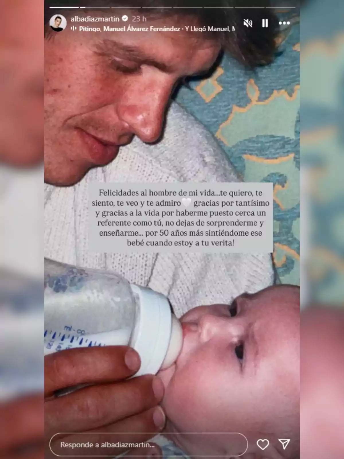 Manuel Díaz sostiene y alimenta a un bebé con un biberón, que es su hija, Alba Díaz, mientras ambos están recostados sobre una manta de colores claros, acompañado de un mensaje emotivo de felicitación y agradecimiento. Manuel Díaz sostiene y alimenta a un bebé con un biberón, que es su hija, Alba Díaz, mientras ambos están recostados sobre una manta de colores claros, acompañado de un mensaje emotivo de felicitación y agradecimiento.