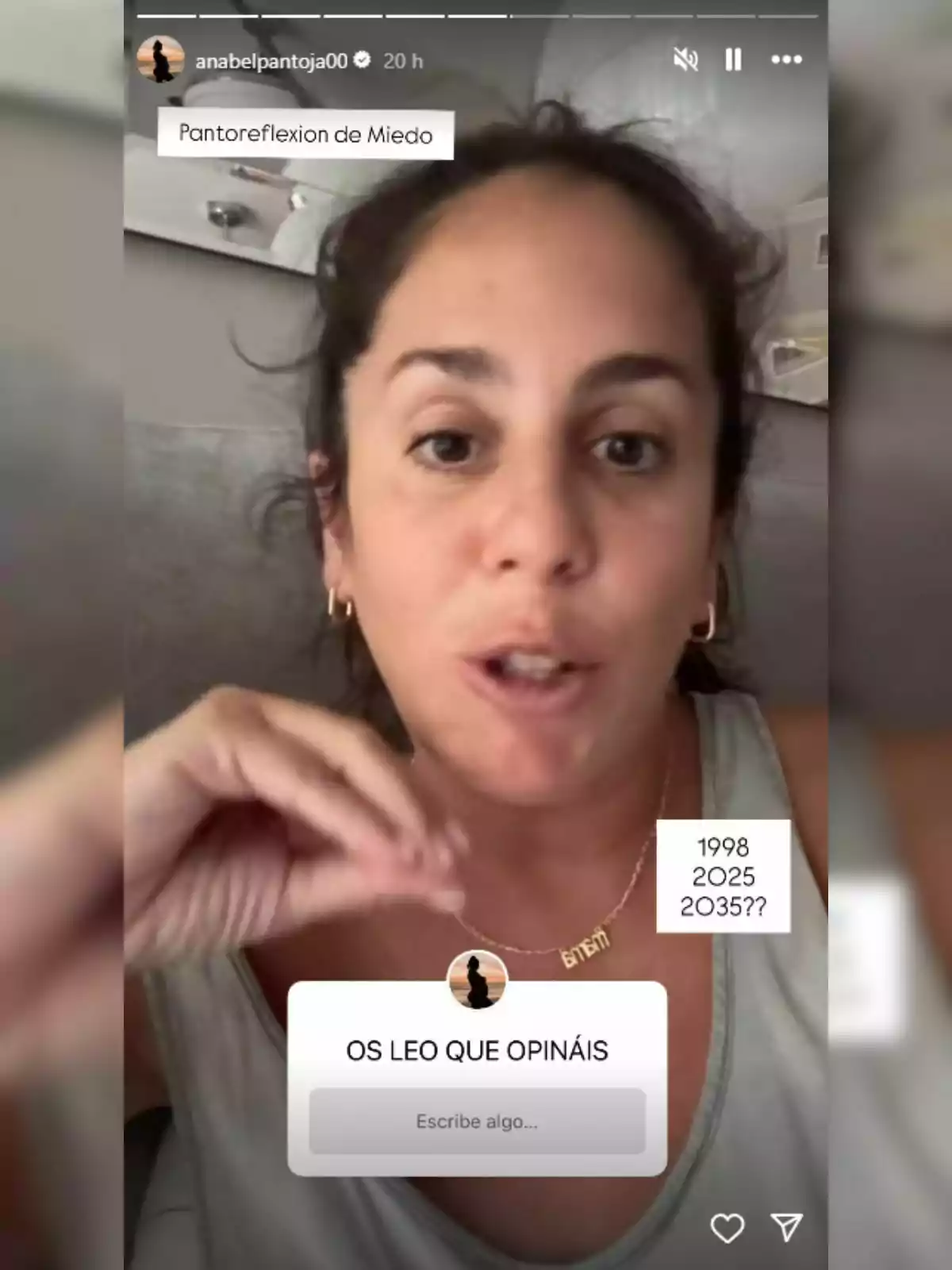 Anabel Pantoja con el pelo recogido hablando frente a la cámara con un cuadro de texto que invita a opinar y varios textos superpuestos en la imagen. Anabel Pantoja con el pelo recogido hablando frente a la cámara con un cuadro de texto que invita a opinar y varios textos superpuestos en la imagen.