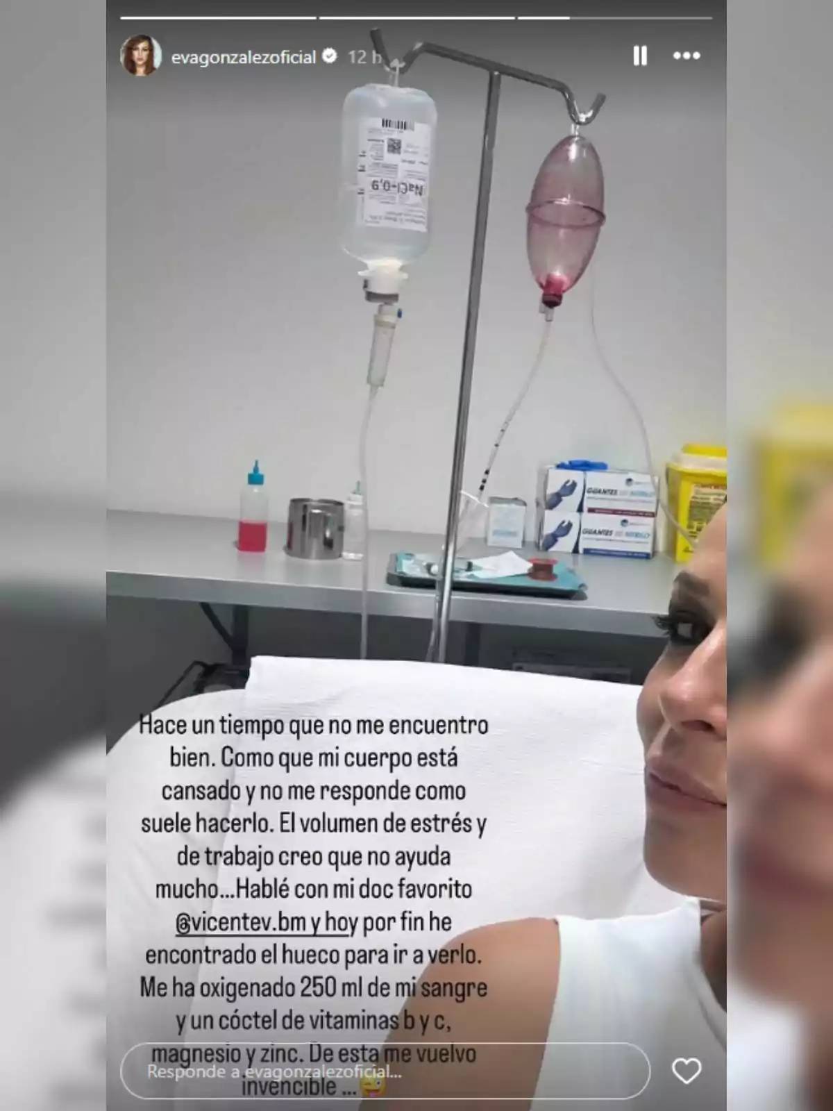 Eva González recostada en una camilla de hospital con una vía intravenosa conectada, junto a un suero y un recipiente de sangre, en un entorno médico con insumos y guantes al fondo, mientras se muestra un texto sobre su estado de salud y tratamiento. Eva González recostada en una camilla de hospital con una vía intravenosa conectada, junto a un suero y un recipiente de sangre, en un entorno médico con insumos y guantes al fondo, mientras se muestra un texto sobre su estado de salud y tratamiento.