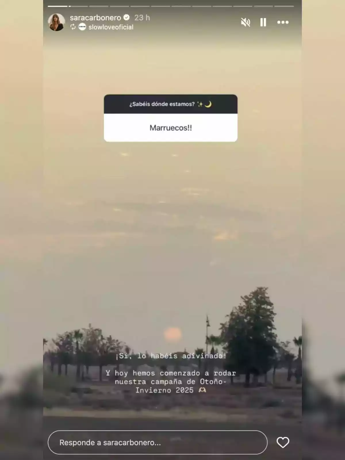 Atardecer en un paisaje natural con árboles y un mensaje anunciando el inicio de una campaña de moda otoño-invierno 2025 en Marruecos; imagen compartida por Sara Carbonero. Atardecer en un paisaje natural con árboles y un mensaje anunciando el inicio de una campaña de moda otoño-invierno 2025 en Marruecos; imagen compartida por Sara Carbonero.