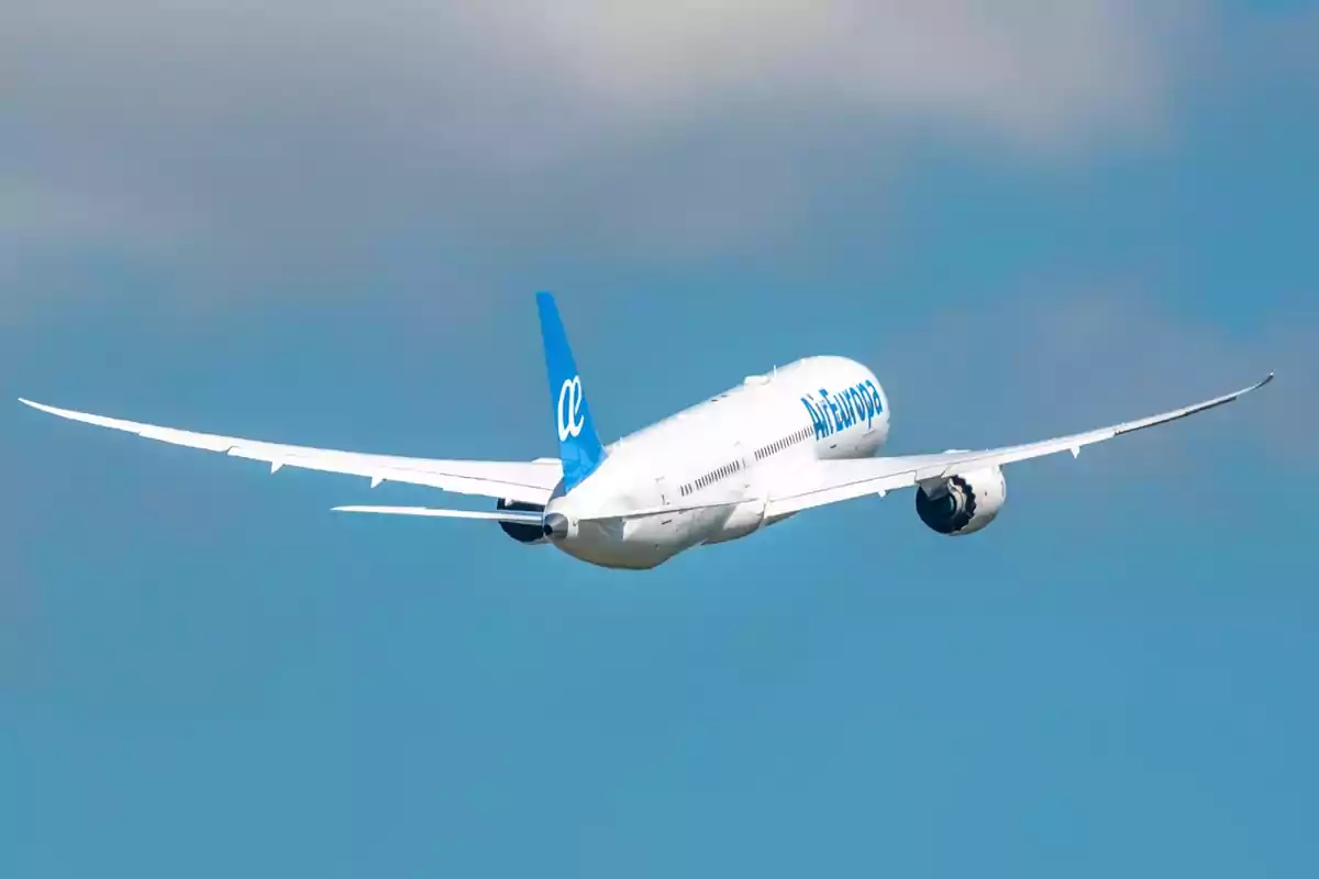 Avión de Air Europa despegando y volando en un cielo azul con algunas nubes