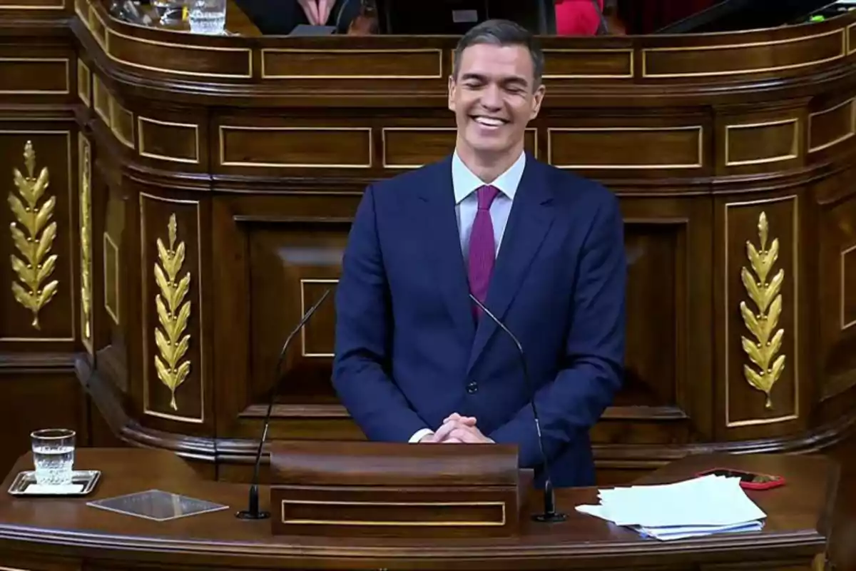Pedro Sánchez en el congreso riéndose de todo el mundo