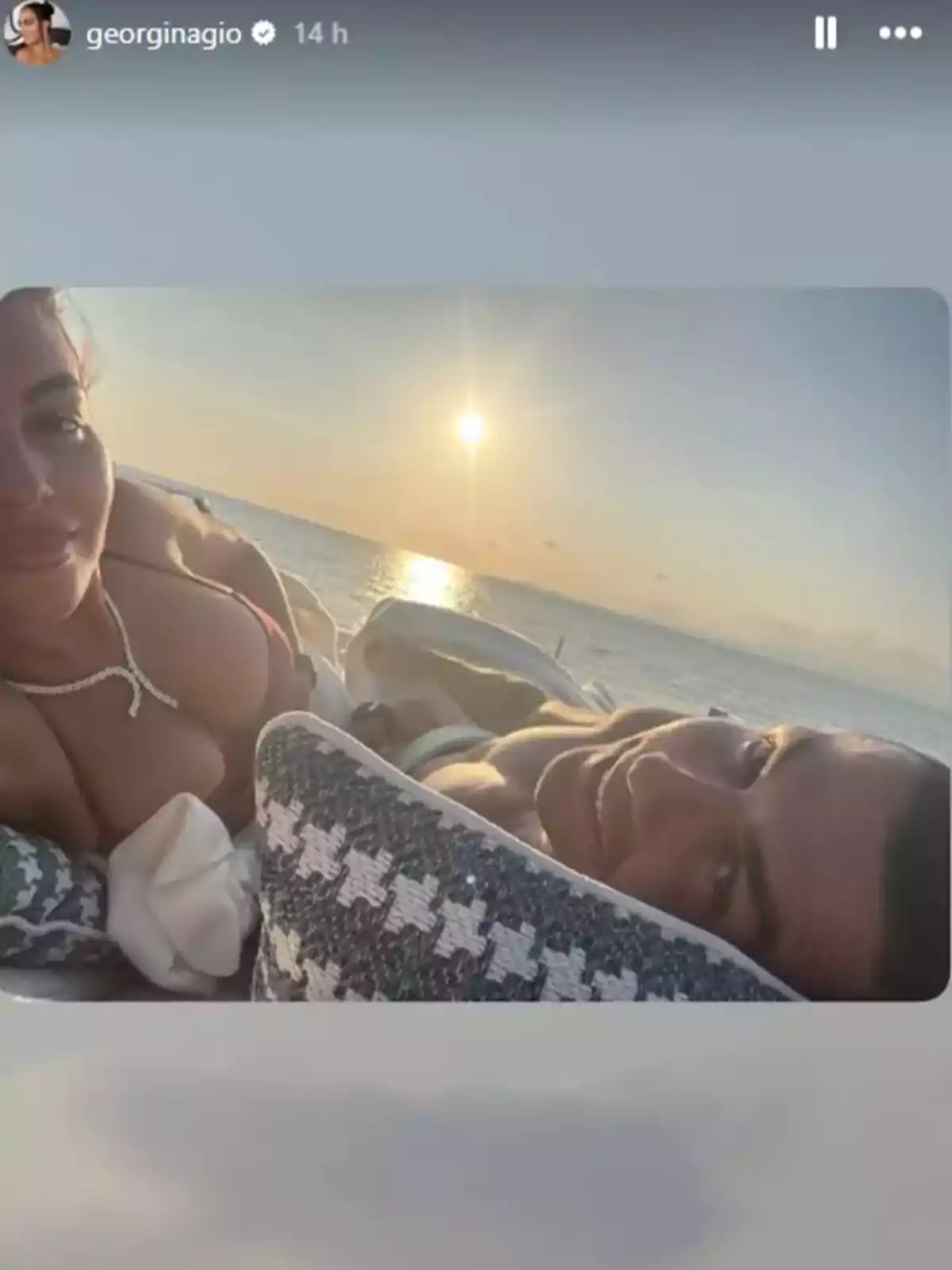 Georgina y Cristiano Ronaldo recostados sobre cojines disfrutando de un atardecer en la playa Georgina y Cristiano Ronaldo recostados sobre cojines disfrutando de un atardecer en la playa