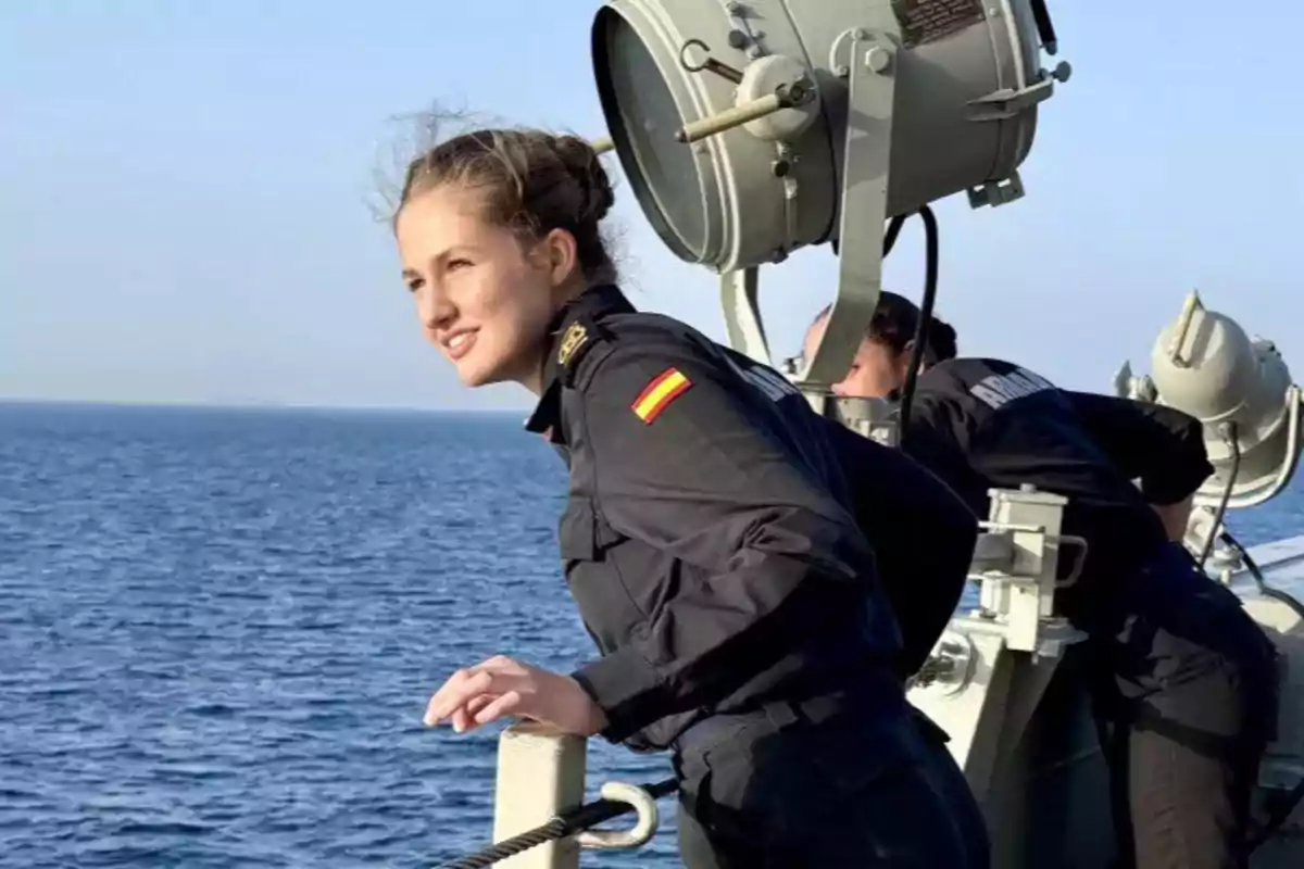 La princesa Leonor con uniforme de la armada española observando el mar desde la cubierta de un barco La princesa Leonor con uniforme de la armada española observando el mar desde la cubierta de un barco