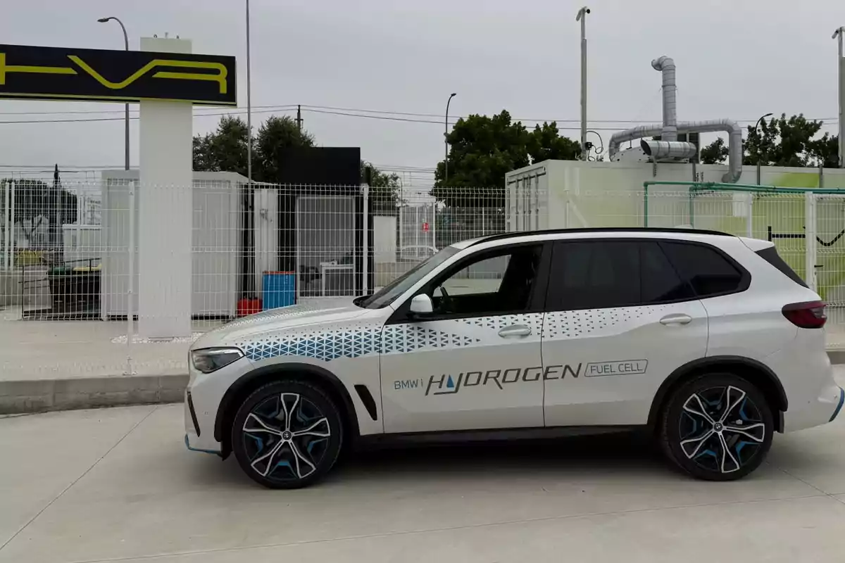 Un coche BMW de hidrógeno estacionado junto a una estación de recarga