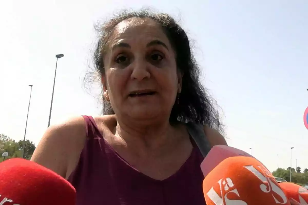 Inma Gamaza, madre de Michu, a su llegada al tanatorio. Inma Gamaza, madre de Michu, a su llegada al tanatorio.