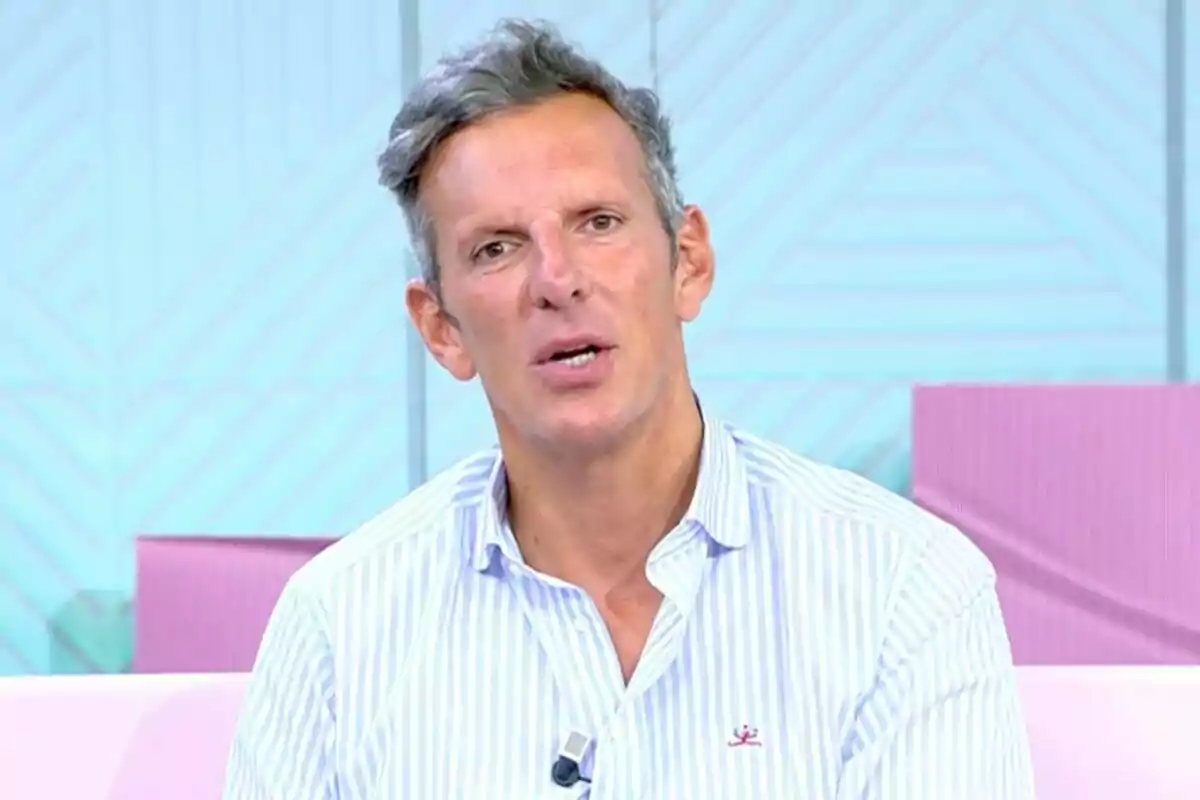 Plano medio de Joaquín Prat con rostro neutro sentado en el plató del programa 'Vamos a Ver' de Telecinco. Plano medio de Joaquín Prat con rostro neutro sentado en el plató del programa 'Vamos a Ver' de Telecinco.