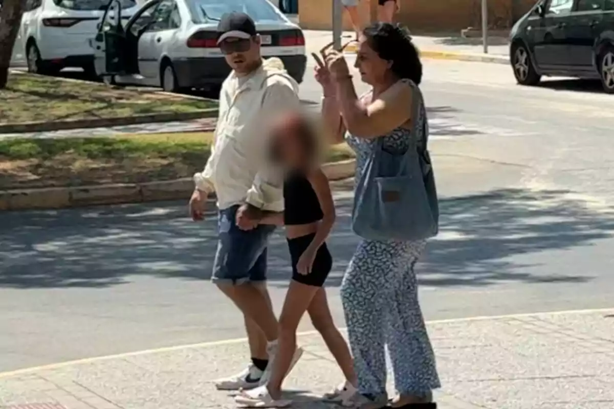 José Fernando junto a su hija y la madre de Michu, Inma, a su llegada al domicilio familiar de la fallecida, a 08 de julio de 2025, en Arcos de la Frontera. José Fernando junto a su hija y la madre de Michu, Inma, a su llegada al domicilio familiar de la fallecida, a 08 de julio de 2025, en Arcos de la Frontera.