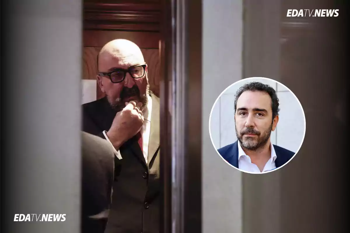 Hombre con gafas y barba en primer plano dentro de una habitación con un recuadro que muestra el rostro de otro hombre de cabello rizado y barba sobre un fondo claro