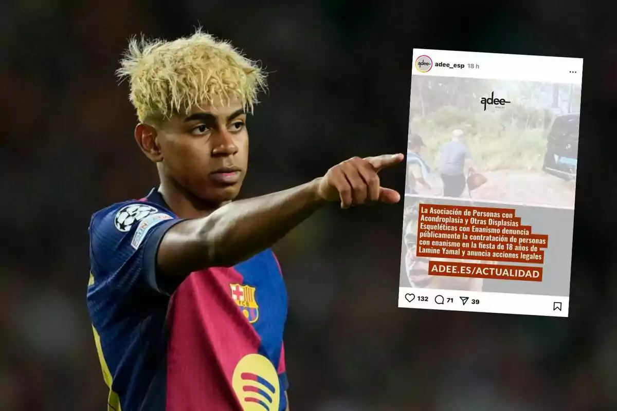 Un futbolista con el uniforme del Barcelona señala hacia adelante mientras sostiene una imagen de una publicación en redes sociales que contiene un comunicado de una asociación sobre la contratación de personas con enanismo en una fiesta
