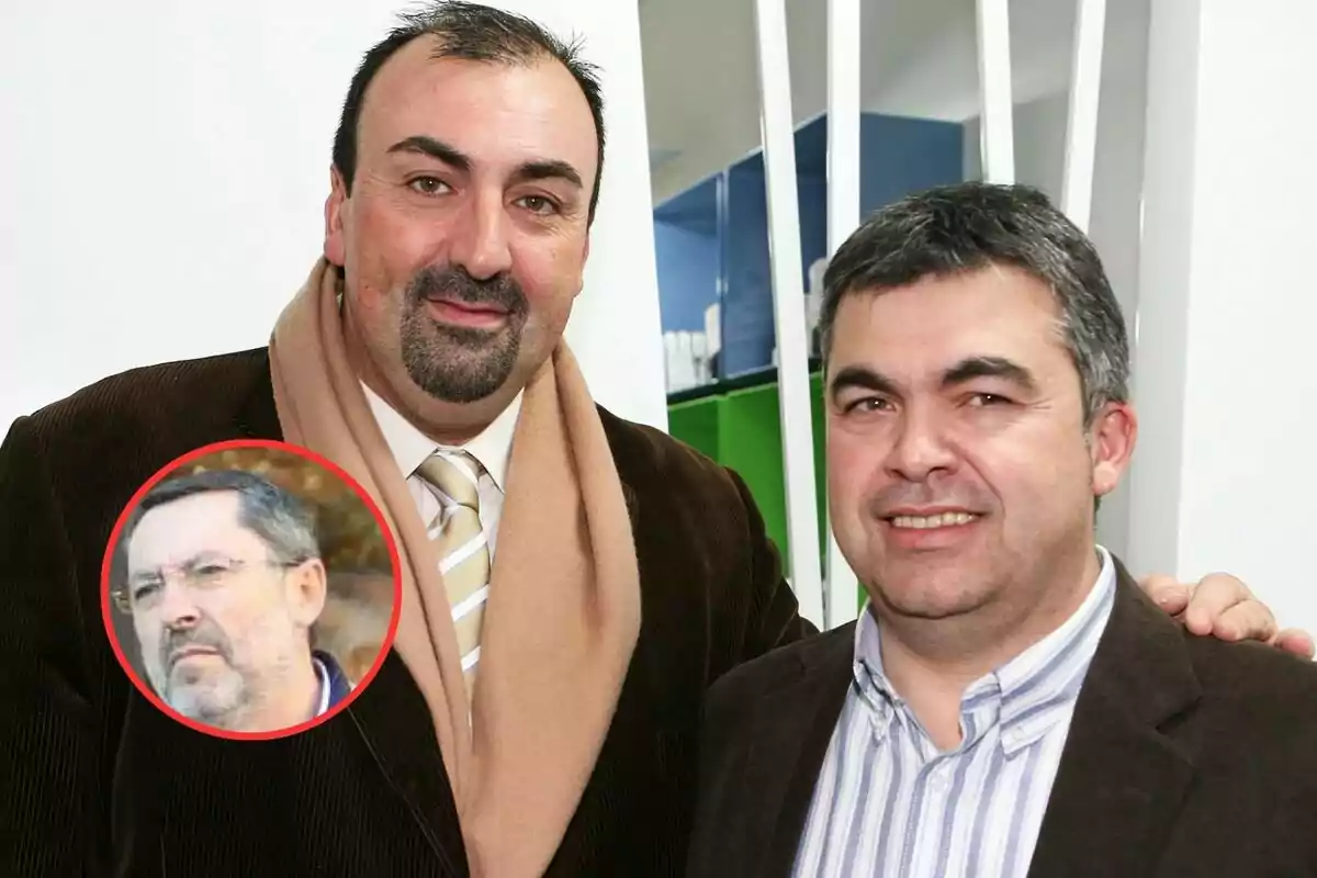 Dos hombres posan juntos y sonríen a la cámara, ambos visten chaquetas oscuras y camisas, uno lleva una bufanda beige y en la esquina izquierda hay un círculo rojo con la imagen de otro hombre con gafas y barba.
