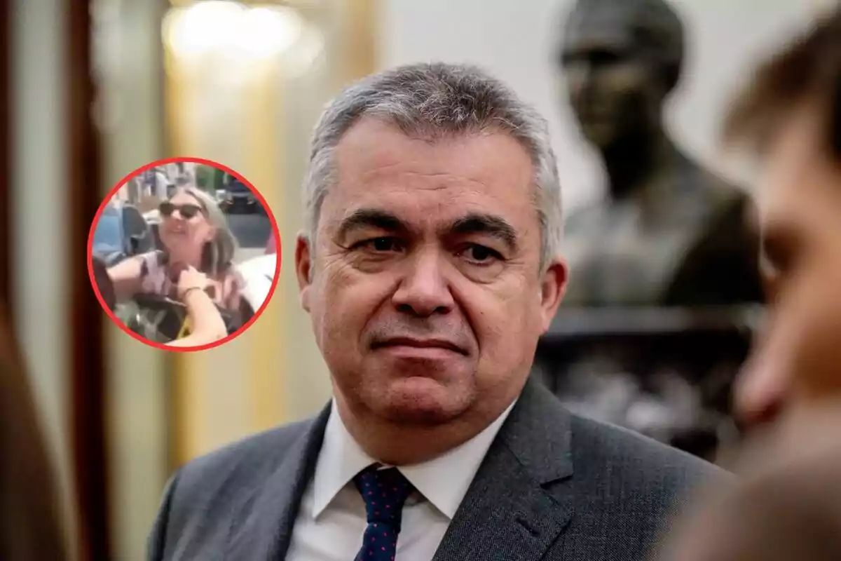 Hombre de cabello canoso con traje y corbata en primer plano, al fondo una escultura y un círculo rojo que muestra a una mujer con gafas de sol en una situación en la calle.