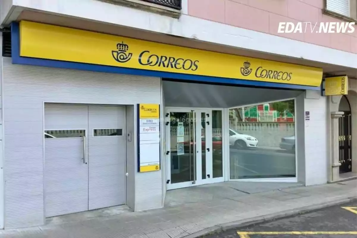 Fachada de una oficina de Correos en España con letrero amarillo y azul y puertas de entrada de cristal