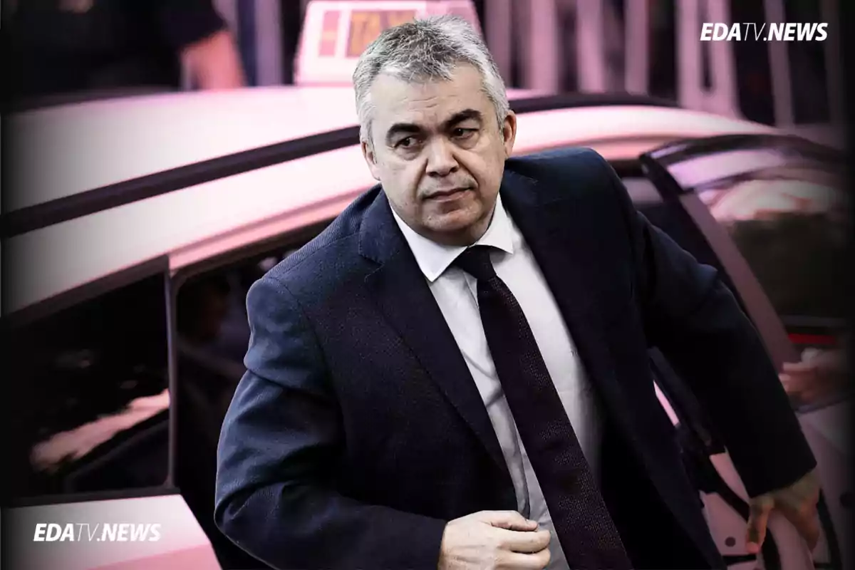 Hombre de cabello canoso con traje oscuro y corbata bajando de un taxi con expresión seria