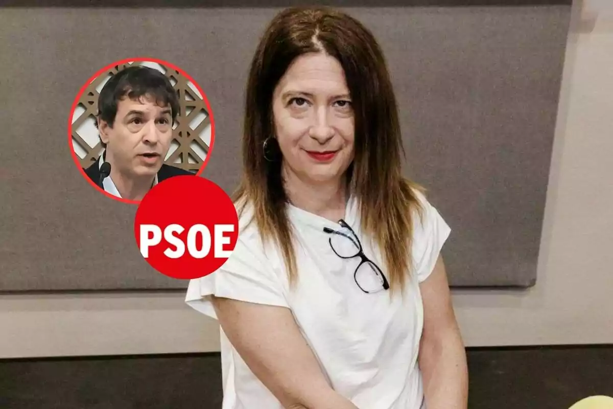 Mujer de cabello castaño y liso con camiseta blanca y gafas colgadas en el cuello, al fondo un círculo rojo con la palabra PSOE y la imagen de un hombre hablando