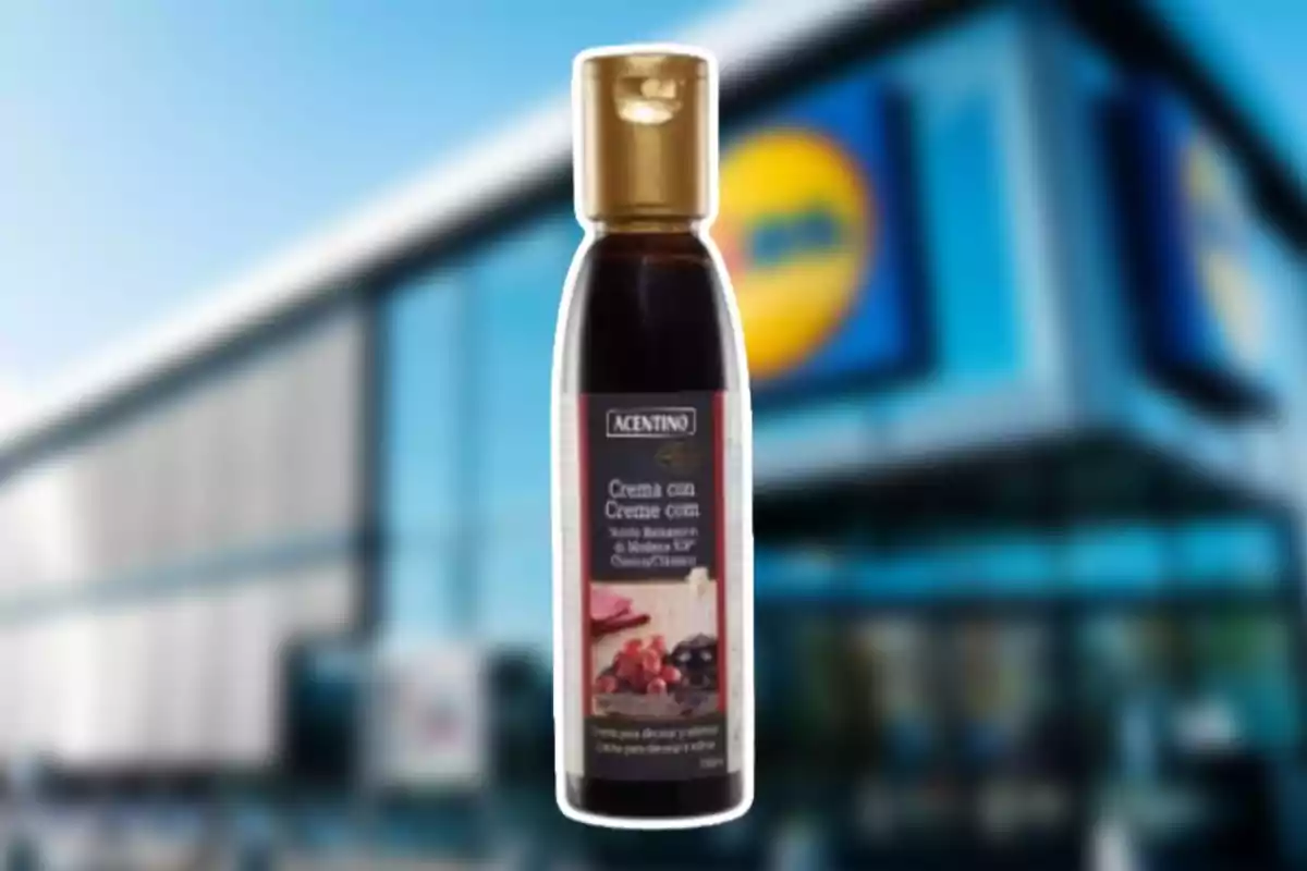Botella de crema balsámica de la marca Acentino con tapa dorada sobre un fondo desenfocado de una tienda Lidl Botella de crema balsámica de la marca Acentino con tapa dorada sobre un fondo desenfocado de una tienda Lidl