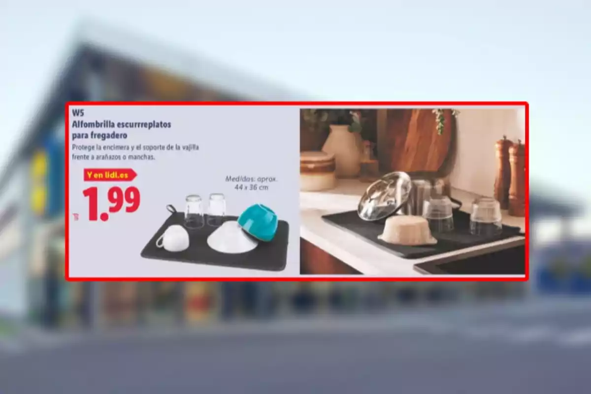 Publicidad de una alfombrilla escurreplatos para fregadero de la marca W5 con precio de 1.99 euros mostrando la alfombrilla negra sobre una encimera con varios utensilios de cocina encima Publicidad de una alfombrilla escurreplatos para fregadero de la marca W5 con precio de 1.99 euros mostrando la alfombrilla negra sobre una encimera con varios utensilios de cocina encima