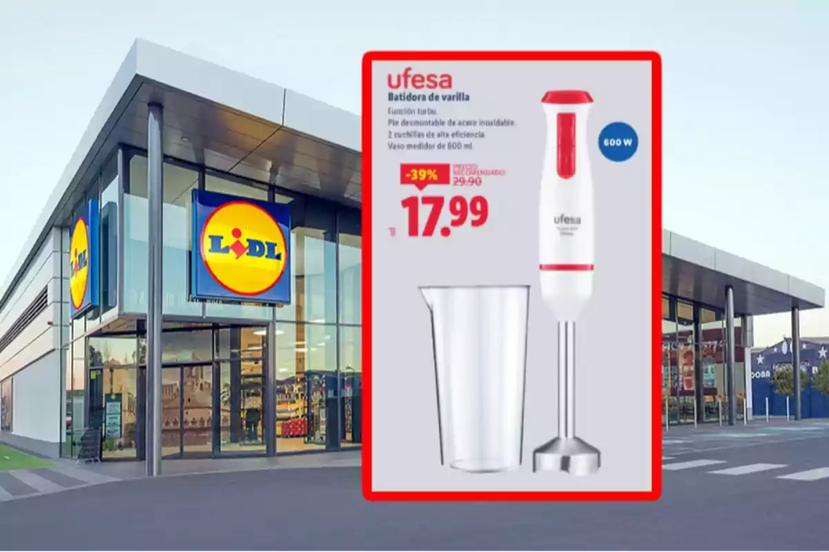 Fachada de una tienda Lidl con un anuncio de una batidora de mano Ufesa en oferta a 17,99 euros Fachada de una tienda Lidl con un anuncio de una batidora de mano Ufesa en oferta a 17,99 euros