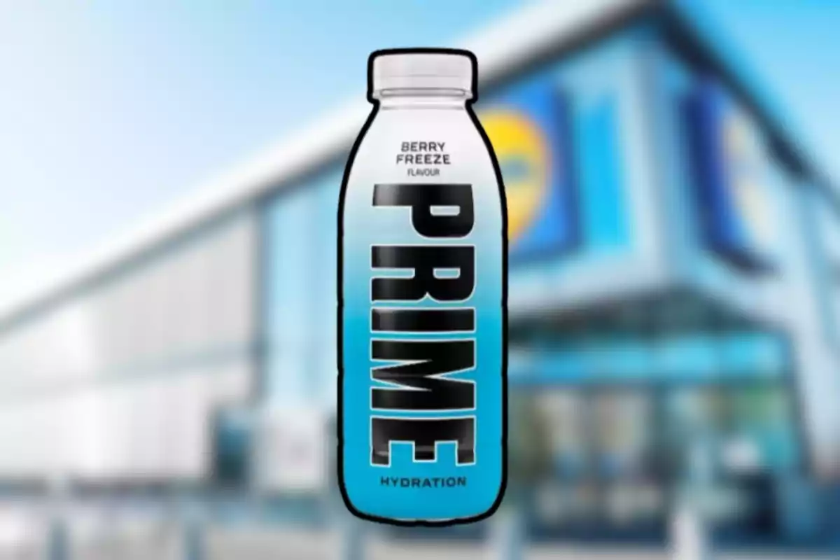 Botella de bebida Prime sabor Berry Freeze con fondo de supermercado desenfocado Botella de bebida Prime sabor Berry Freeze con fondo de supermercado desenfocado