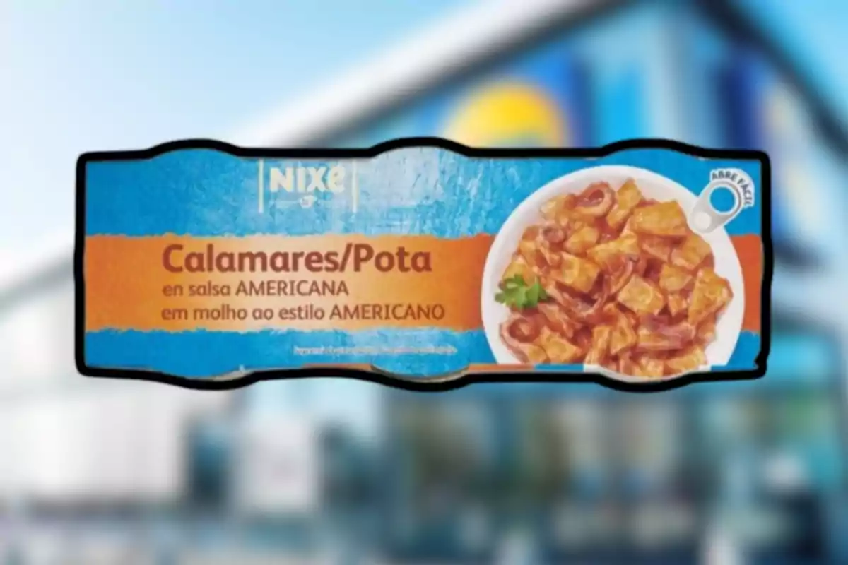 Lata de calamares o pota en salsa americana de la marca Nixe con fondo desenfocado de supermercado Lata de calamares o pota en salsa americana de la marca Nixe con fondo desenfocado de supermercado