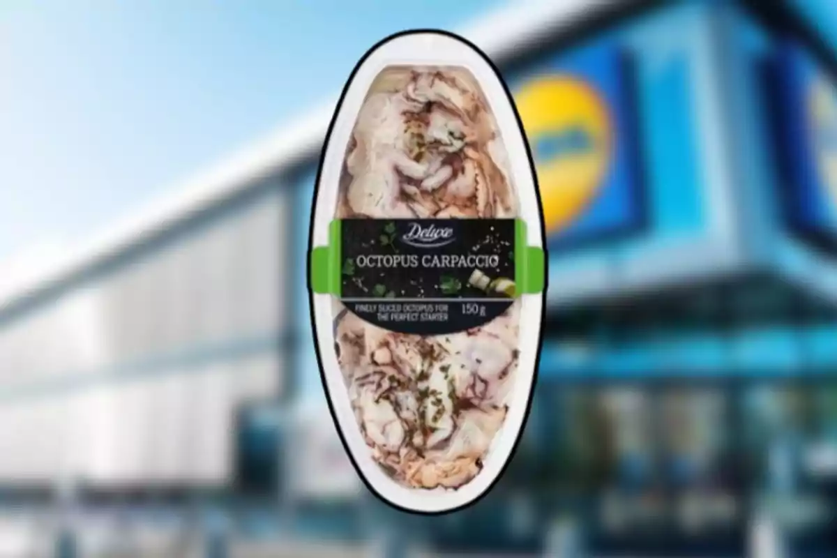 Envase de carpaccio de pulpo de la marca Deluxe frente a una tienda Lidl desenfocada Envase de carpaccio de pulpo de la marca Deluxe frente a una tienda Lidl desenfocada