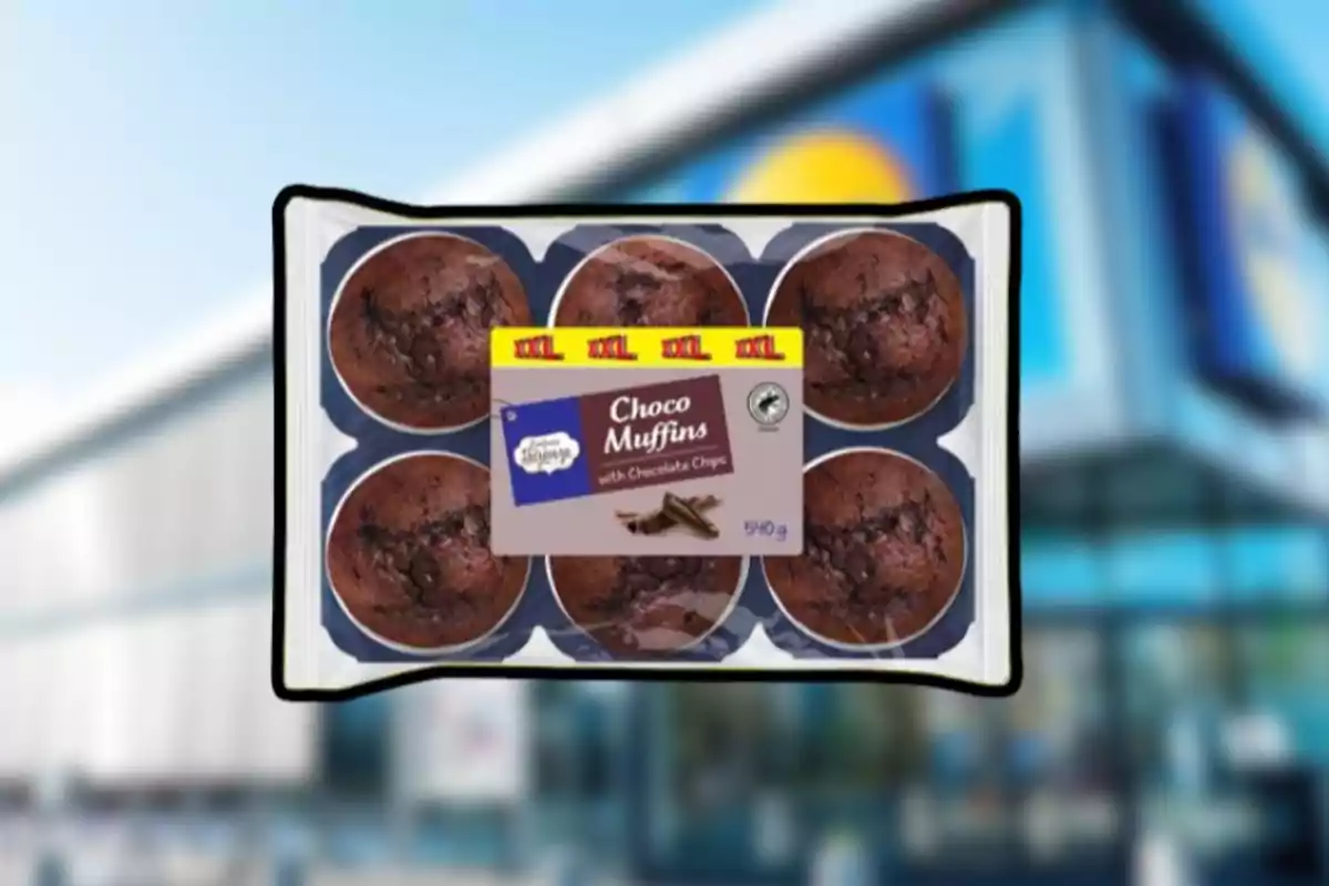 Paquete de seis muffins de chocolate con chispas de chocolate en una bandeja de plástico frente a una tienda Paquete de seis muffins de chocolate con chispas de chocolate en una bandeja de plástico frente a una tienda