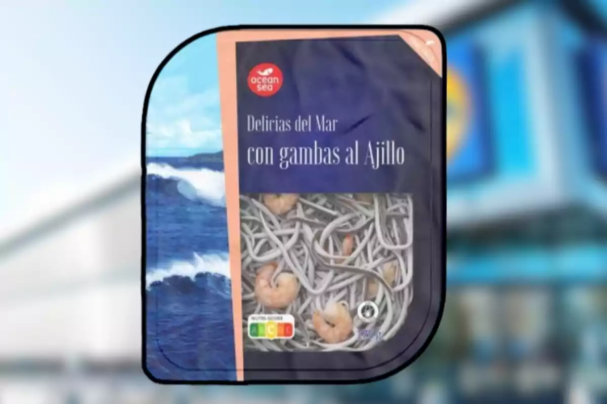 Envase de producto Delicias del Mar con gambas al ajillo de la marca Ocean Sea con imagen de olas y una ventana que muestra el contenido Envase de producto Delicias del Mar con gambas al ajillo de la marca Ocean Sea con imagen de olas y una ventana que muestra el contenido