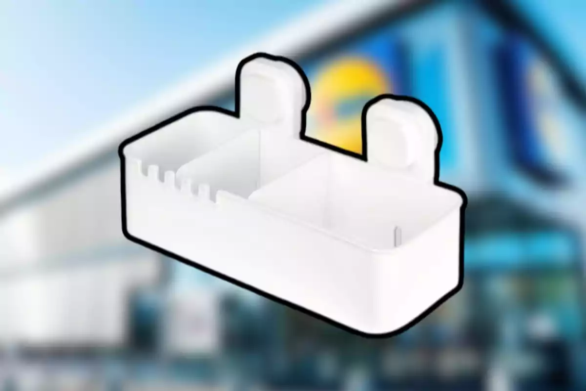 Organizador blanco de plástico con dos compartimentos y ventosas al fondo de una tienda desenfocada Organizador blanco de plástico con dos compartimentos y ventosas al fondo de una tienda desenfocada
