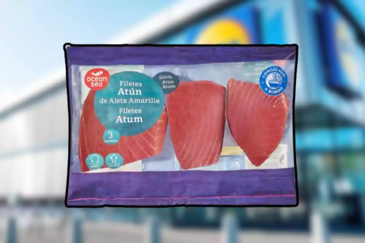 Paquete de filetes de atún de aleta amarilla de la marca Ocean Sea frente a una tienda Paquete de filetes de atún de aleta amarilla de la marca Ocean Sea frente a una tienda