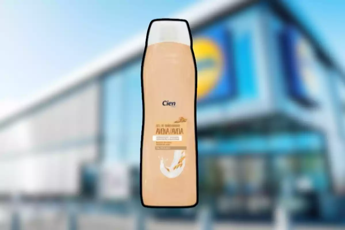 Botella de gel de ducha Cien de avena frente a una tienda desenfocada Botella de gel de ducha Cien de avena frente a una tienda desenfocada