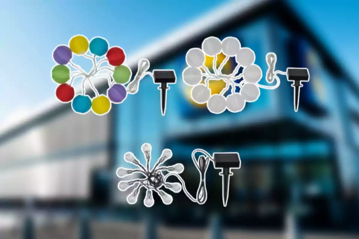 Tres juegos de luces decorativas con panel solar, uno de colores, uno blanco y uno con forma de estrella, sobre un fondo de edificio desenfocado. Tres juegos de luces decorativas con panel solar, uno de colores, uno blanco y uno con forma de estrella, sobre un fondo de edificio desenfocado.