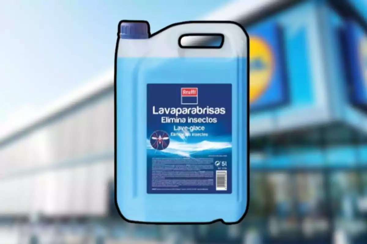 Envase de líquido lavaparabrisas azul de 5 litros con etiqueta que indica que elimina insectos y fondo de una tienda desenfocada Envase de líquido lavaparabrisas azul de 5 litros con etiqueta que indica que elimina insectos y fondo de una tienda desenfocada