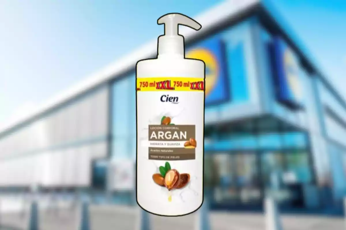 Envase de loción corporal de argán de la marca Cien con dispensador y fondo de supermercado desenfocado Envase de loción corporal de argán de la marca Cien con dispensador y fondo de supermercado desenfocado