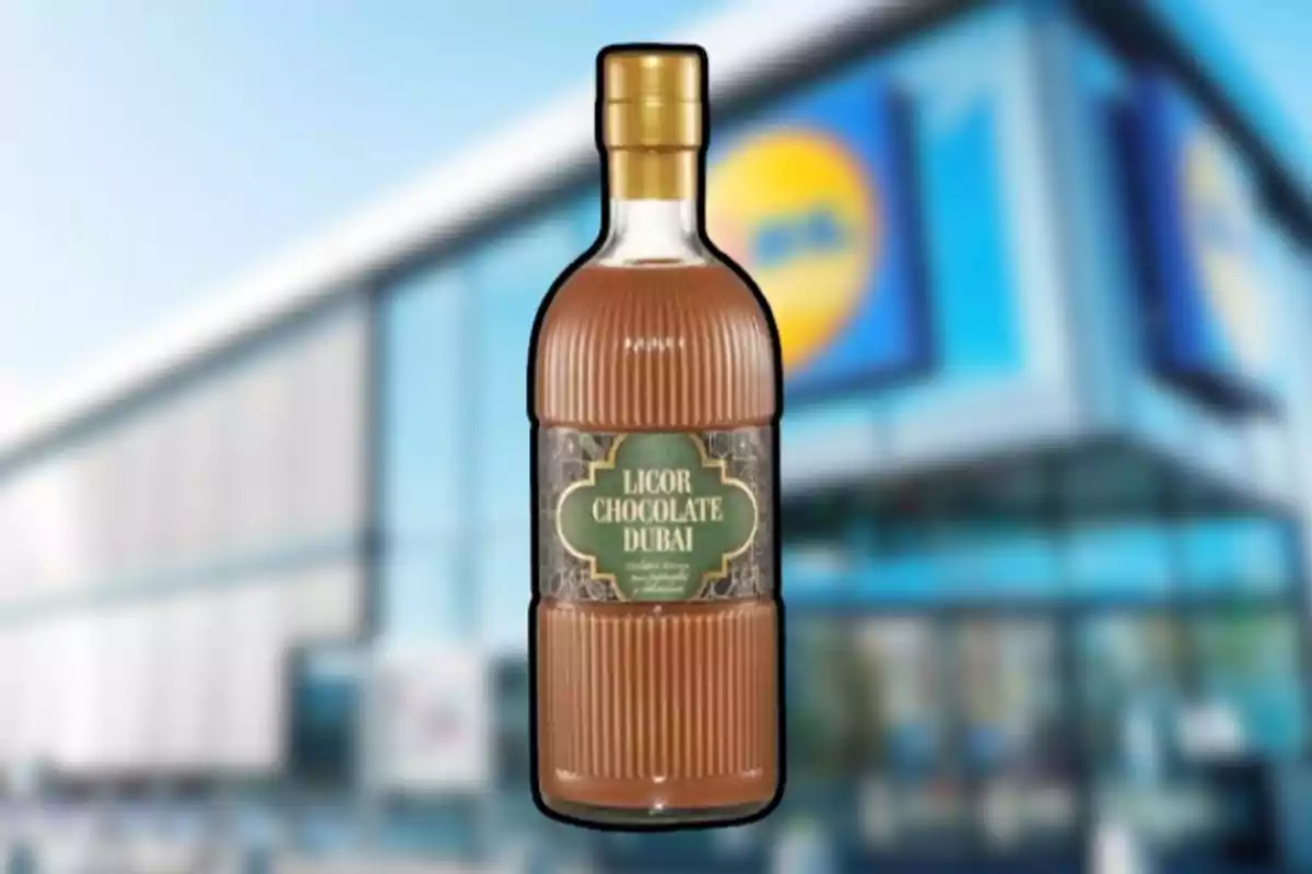 Botella de licor de chocolate Dubai frente a una tienda con fachada moderna y letrero azul y amarillo desenfocado. Botella de licor de chocolate Dubai frente a una tienda con fachada moderna y letrero azul y amarillo desenfocado.