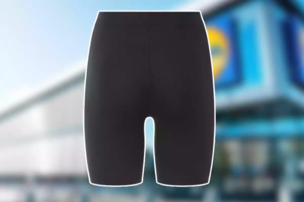 Shorts deportivos negros sobre un fondo desenfocado de una tienda Shorts deportivos negros sobre un fondo desenfocado de una tienda