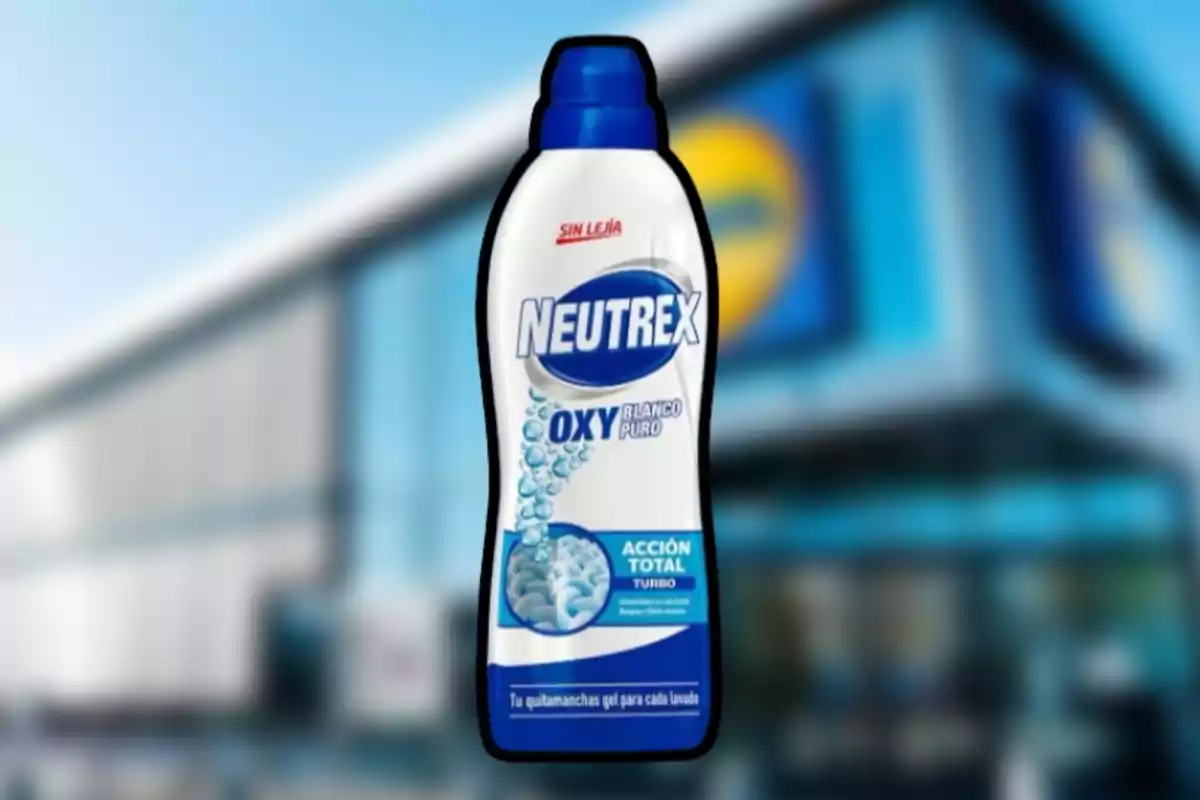 Botella de quitamanchas Neutrex Oxy Blanco Puro con fondo de supermercado desenfocado Botella de quitamanchas Neutrex Oxy Blanco Puro con fondo de supermercado desenfocado