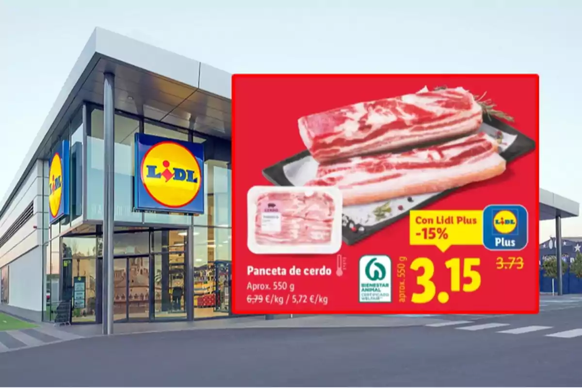 Fachada de un supermercado Lidl con un cartel promocional de panceta de cerdo a 3,15 euros para clientes con Lidl Plus Fachada de un supermercado Lidl con un cartel promocional de panceta de cerdo a 3,15 euros para clientes con Lidl Plus