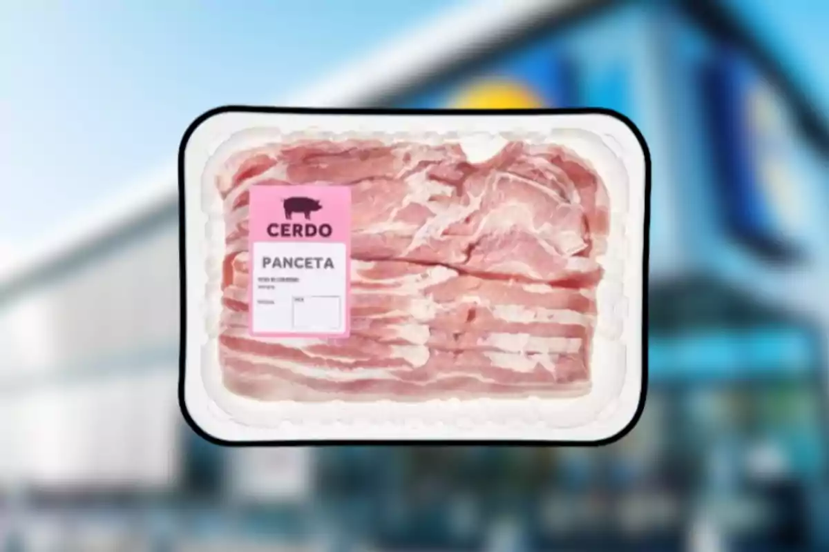 Bandeja de panceta de cerdo envasada con etiqueta rosa sobre un fondo desenfocado de supermercado Bandeja de panceta de cerdo envasada con etiqueta rosa sobre un fondo desenfocado de supermercado